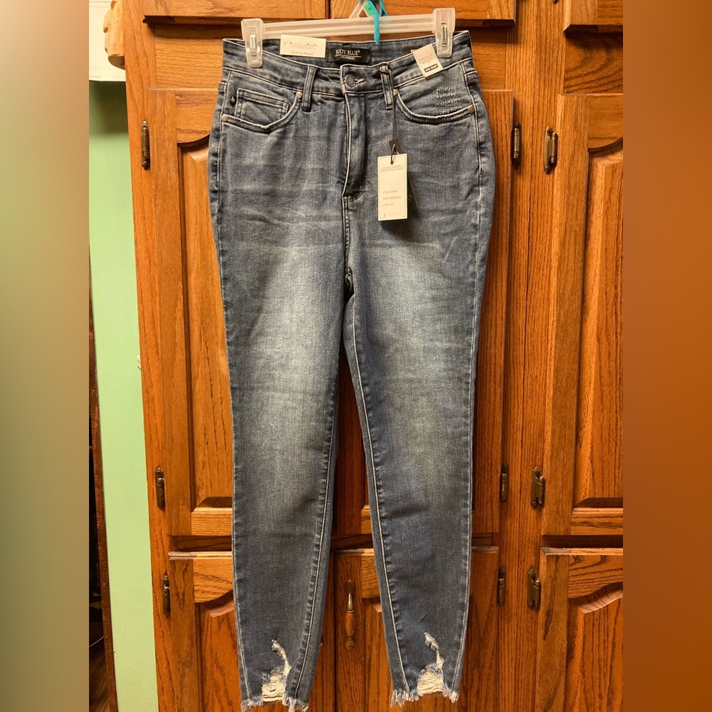 Judy Blue Los Angeles Skinny Fit Distressed Jeans.